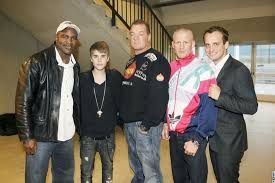 FOTO: Justin Bieber conhece a lenda do boxe Evander Holyfield, na ... - HolyfieldBieberBNielsenPNielsenNSauerland