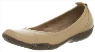 Top 5 Best Walking Shoes For Travel - Travel Shoes For Women