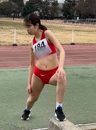 sport競技女子盗撮|女子走り高跳びで「名門ブルマ」開脚シーンを逆さ盗撮状態で撮影