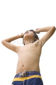 少年　水着少年 裸 |海に歩いて水着を着た18歳の白人の上半身裸の10代の少年の写真 ...