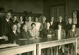 Das Schul-Kollegium von 1943. Personen von links: 1. Reihe sitzend, Otto Schwarz, Anna Röhr, Aug.