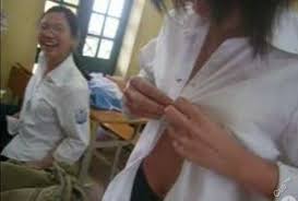 Nữ sinh cởi áo khoe hàng trong lớp