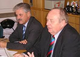 Vorstandsvorsitzender Karl-Heinz Stöckle (rechts) und sein desi- - 06-03-02-04