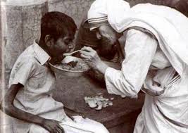 Image result for foto de fazendo caridade