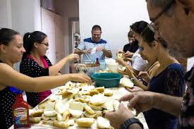 Image result for foto de fazendo caridade