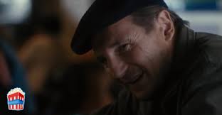 El actor Liam Neeson tiene una mini aparición dando vida a Damon Pennington, un especialista en fugarse de las cárceles. - Next3Days
