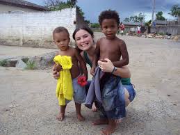 Image result for foto de fazendo caridade