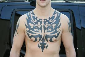 Do you think a tattoo is one of the best accessories that any man can have? Probably not going to shine like a ring or a necklace and can not be changed every day as your collection of tapes or baseball caps. But in addition to radiate strength and masculinity, but also represents who you are and what you believe if a tattoo on the chest of men can be an impressive accessory, therefore, symbols or drawings in ink on your body definitely be with your character.