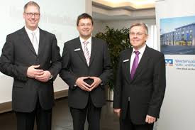 Von links: Wilhelm Höser, Sprecher des Vorstandes, die Bankvorstände Markus Kurtseifer und Paul-Josef Schmitt präsentierten die Bilanz des Jahres 2010. - wwbank-1
