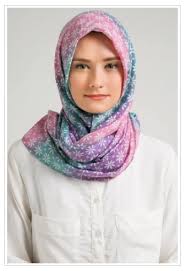 Aneka Trend Hijab Modern Persegi Empat Motif Baru Terkini