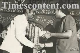 New Bombay Mayor Sudhir Joshi (left) receiving a gift from Bollyood star Rajesh Khanna - Sudhir-Joshi-Rajesh-Khanna