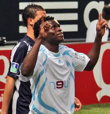 Taiwo Dilirik Spurs dan Liverpool