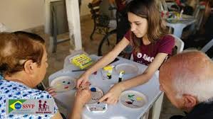 Image result for foto de fazendo caridade