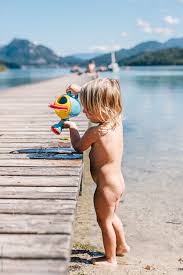 toddler naked|アマナイメージズ