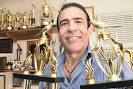 Carlos Castellanos en medio de los trofeos que ha recibido por sus canarios. - 82f540867929ee19d32504fb67097b09