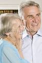 Glückliches älteres Paar. In den Einkaufswagen