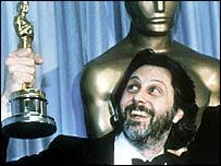 David Puttnam holds his Oscar aloft. Oscars for Chariots of Fire - _39240888_oscar