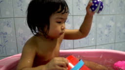 小女孩洗澡|小女孩洗澡,摄影素材,汇图网www.huitu.com