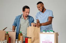 Image result for foto de fazendo caridade