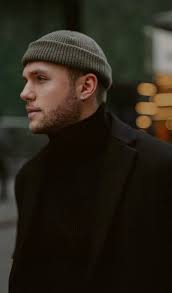 Картинки по запросу Молодой человек в шапке