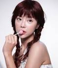 Shimmer powder, candy-orange lip gloss, and simple black mascara were used ... - 20120103_Hwang-Jung-Eum1