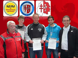 Die drei Lehrgangsbesten (hinten von links) Daniel Gillmann, Marco Börner (beide SG Iba) und David Cwik (FC Gershausen) zusammen mit ... - Lehrgangsbeste20131