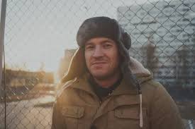 Картинки по запросу Молодой человек в шапке