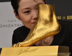 ... weight 25kg, dimension H25cm x W28cm x D16cm, &#39;The golden Foot Plate&#39; price US $ 94.5 million, japanese jewelry shop GINZA TANAKA goes on sale on 7 Mar ... - lionel-messi-the-golden-foot-2