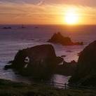 in the foreground is to keep people away from the cliff edge). - via Daymix