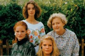 die vier Hofdamen des Königs. vorne von links: Sabine Wasgien und Sandra Gnieser hinten von links: Linda Krüger und Nina Hammes - g49p2846