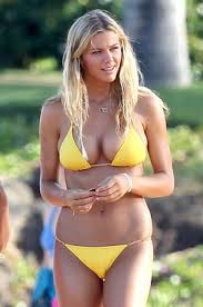 Brooklyn Decker pela tetas