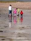 V6491 : Family dressed for the - via Daymix