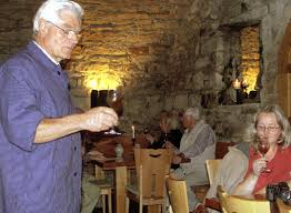 Franz Buttenmüller bei der Archivweinprobe im Gewölbekeller. Foto: tina lindemann. EHRENKIRCHEN (til). Die Etiketten der mit Staub überzogenen Weinflaschen ...