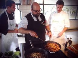 Rodrigo Meneses, o carismático participante na versão portuguesa de \u0026quot;Masterchef\u0026quot; (RTP1), e um apaixonado pela comida, viaja por Portugal para descobrir a ... - 10840610_DhFug