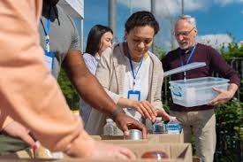 Image result for foto de fazendo caridade