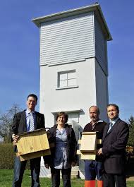 Das alte Trafohäuschen wurde zum Fledermausturm: (von links) Bürgermeister Jochen Paleit, Fledermaus-Expertin Silke Dorst-Jundt, Manfred Köbele vom Bauhof ... - 43277764
