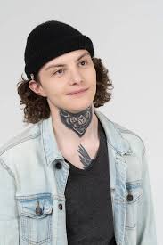 Картинки по запросу Молодой человек в шапке