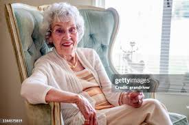 Resultado de imagem para mulher idosa
