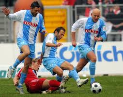 Kampf um den Ball: Angelo Vaccaro, Mustafa Akcay, Alexander Rosen (Stuttgarter Kickers) (L-R), Jan Fießer (KSV Hessen Kassel) (am Boden)