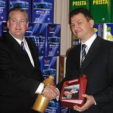 Plamen Bobokov, Chairman of Prista Oil\u0026#39;s Board of Directors (right) and Valvoline Vice President John Noal signed a partnership contract. - 53105