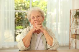 Resultado de imagem para mulher idosa