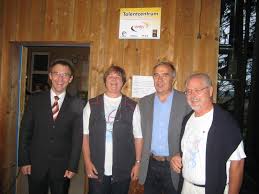 Das Foto zeigt von links: Bürgermeister Matthias Kraut, Oberschützenmeister Heidi Barth, Landesschulungsleiter Dietrich Grimm und Trainer Walter Weng nach ...