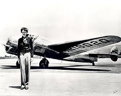Amelia Earhart di fronte al suo aereo Lockheed L-10 Electra