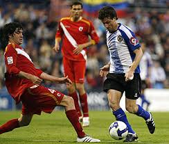 Pablo Gallardo disputa un balón con Fernando Morán durante una imagen del partido del Sevilla Atlético en el campo del Hércules - 1244566524_0