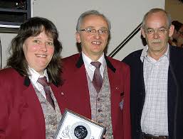 Lydia Rehm erhielt vom Bezirksvorsitzenden Walter Mahler (rechts) für 25 Jahre im Zeichen der Musik die Silberne Ehrennadel des Blasmusikverbands Hochrhein ...