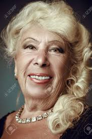 Resultado de imagem para mulher idosa