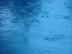 Raindrops on water royalty - via Daymix