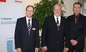 Bildunterschrift v.l.n.r.: Dr. Wolf-Dietrich Hübner (curasan AG, Kleinostheim), Dr. Andreas Holweg (Facharzt für Mund- und Kieferchirurgie aus Fulda) und ...