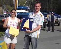 links: Birgit Nieder-Wucher überreicht den Wanderpreis für den 1. Platz, eine historische Grubenlampe, an den Sieger ...