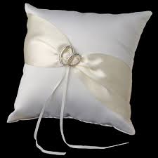 Vaizdo rezultatas pagal užklausą „wedding pillows“